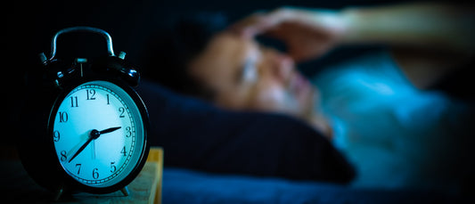 Acordou a meio da noite e não consegue voltar a dormir? Estas 5 dicas podem ajudar