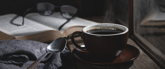 Como o café à noite influencia o corpo e o descanso