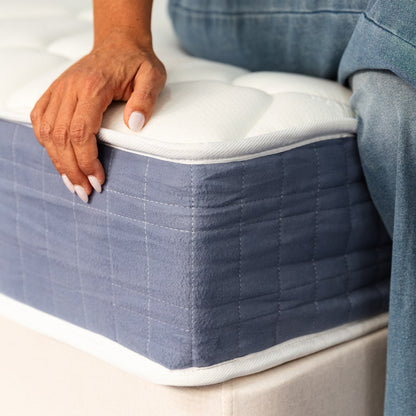 Colchão Mizu Dreamura — canto com faixa lateral azul e acabamento acolchoado